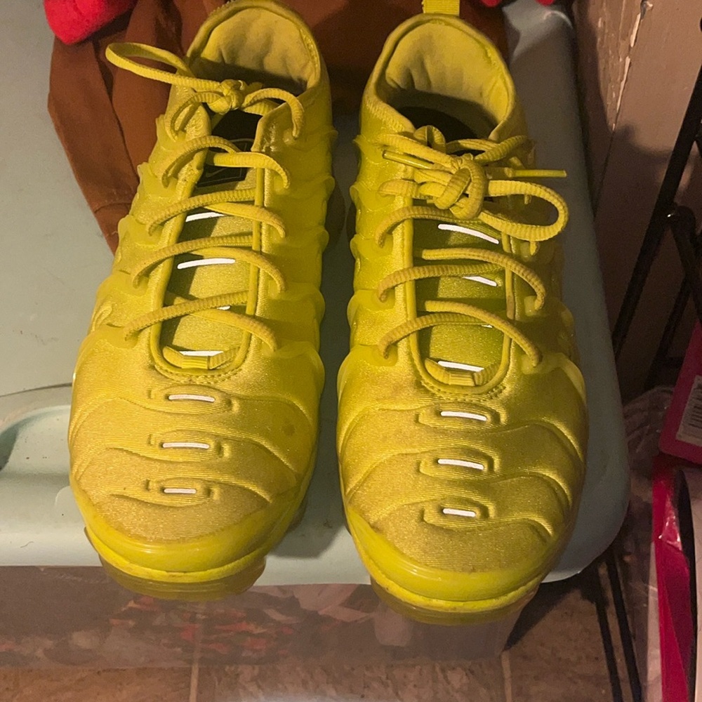 Women’s Nike Air max shoes lime green